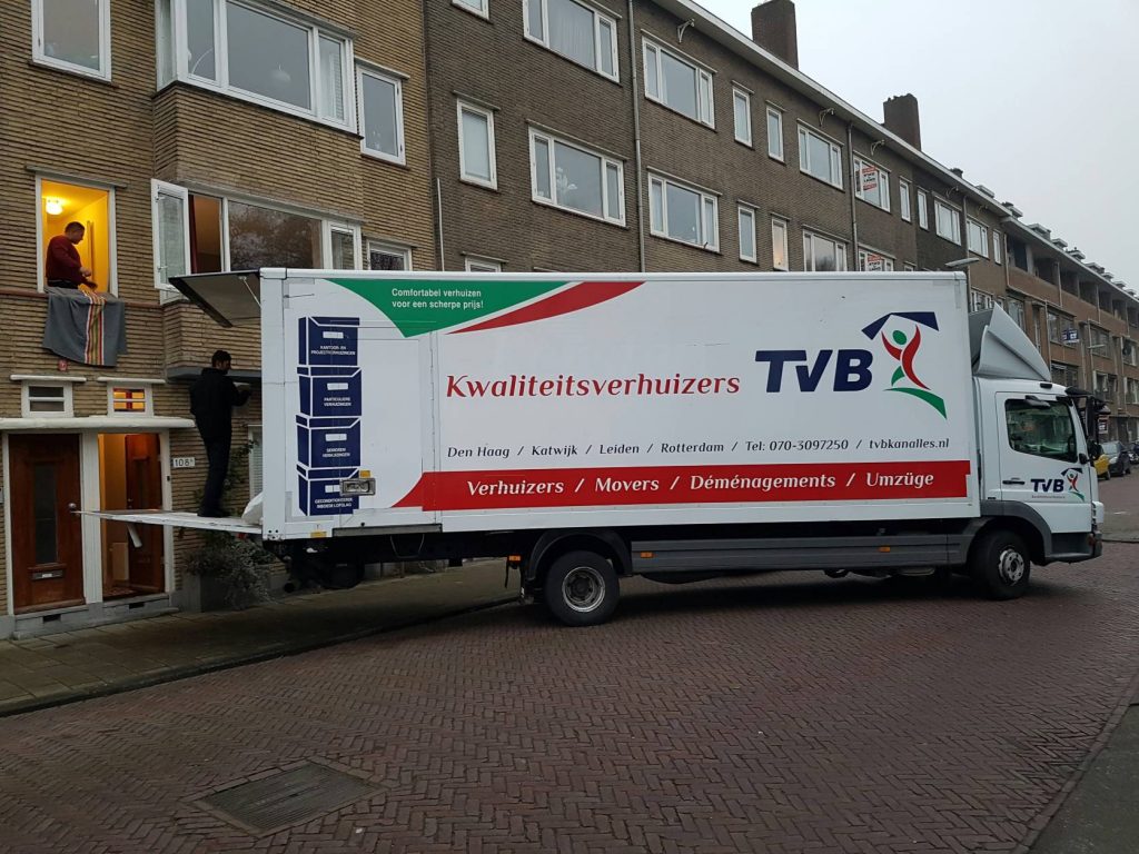 Professionele verhuizers die uw spullen snel en voorzichtig verhuizen met moderne voertuigen