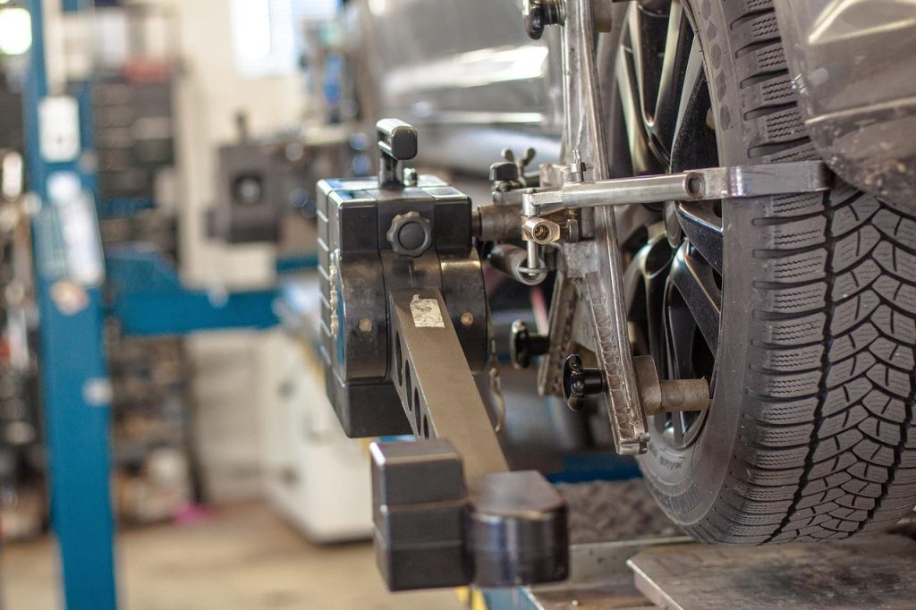 Monteur werkt aan auto reparatie in Rotterdam garage, controleert onderdelen en voert onderhoud uit
