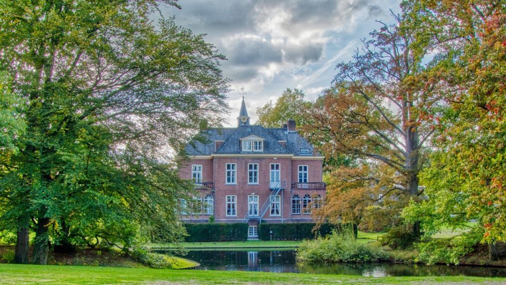 Makelaar Alkmaar begeleidt kopers door de vastgoedmarkt in historische stad Alkmaar met grachten en kaasmarkt