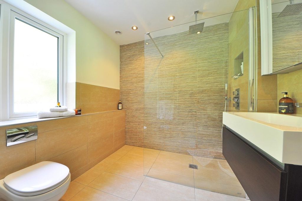 Modern badkamerinterieur met innovaties in de badkamer inclusief waterbesparende technologieën en duurzame materialen